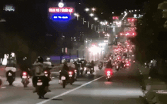 Tối 2-10, bà con miền Tây đi xe máy nối đuôi nhau từ Bình Dương về TP.HCM