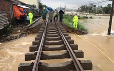 Đường sắt qua Quảng Nam 'trơ xương' nhiều đoạn do mưa lũ