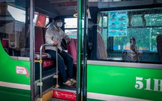 Xe buýt hoạt động trở lại, trên xe chở 1-2 người