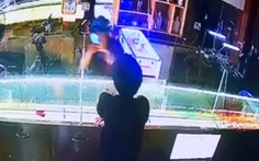 Video: Nhân viên tiệm vàng nhảy qua tủ kính đuổi theo kẻ giật dây chuyền