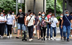 Singapore kêu gọi người dân không sợ COVID-19 đến tê liệt