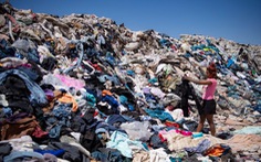 Ô nhiễm tại sa mạc Chile, nơi mỗi năm nhận tới 39.000 tấn quần áo cũ