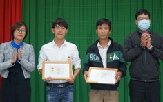 2 thanh niên cứu người trong lũ được trao huy hiệu ‘Tuổi trẻ dũng cảm’