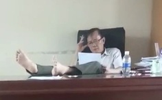 Hạt trưởng kiểm lâm bị quay phim khi gác chân lên bàn xin từ chức