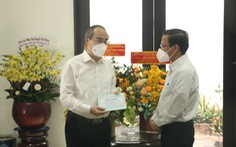 Chủ tịch UBND TP.HCM Phan Văn Mãi thăm gia đình cố giáo sư Nguyễn Thiện Thành