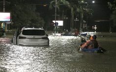 TP Tuy Hòa ngập lụt, dân chạy lũ bằng xuồng trên đường phố trong đêm