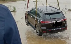 Cố vượt đoạn đường ngập nước lũ, ôtô 7 chỗ bị cuốn trôi