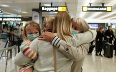 Hội ngộ đầy nước mắt ở các sân bay Mỹ ngày mở cửa