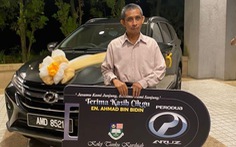 Malaysia: Thầy giáo nghỉ hưu, học trò góp tiền mua tặng ôtô