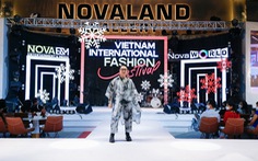 Thành Lộc cùng các người mẫu trình diễn tuần lễ 'Lễ hội thời trang quốc tế Việt Nam'