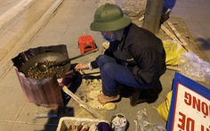 Người lao động co ro trong cái rét tê tái 10 độ C giữa đêm đông Hà Nội