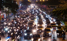 Ngày cuối năm 2021: Đường vào trung tâm Hà Nội kẹt cứng, đường ra bến xe vắng tanh