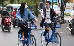 Bạn trẻ, bác hưu trí ở TP.HCM vui vẻ thuê xe đạp công cộng dạo phố, check-in