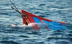Cứu hộ 12 ngư dân bị chìm thuyền trên biển Thừa Thiên Huế
