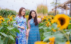 Tà áo dài Việt phấp phới tại đường hoa Home Hanoi Xuan