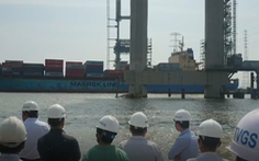 Tàu container tông sập cẩu thi công cầu Phước Khánh, thiệt hại 20 tỉ đồng