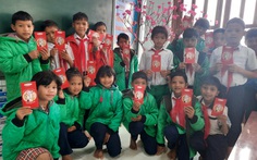 Học sinh chờ hàng dài để đo thân nhiệt, nhận quà đầu năm