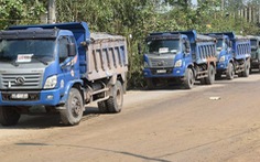 Đà Nẵng: Không hợp đồng, cả đoàn xe ben chở rác vẫn đòi vào bãi rác Khánh Sơn