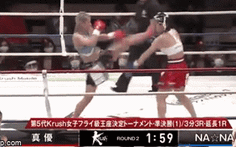 Nữ võ sĩ dùng tuyệt chiêu muay Thái 'đạp thẳng vào mặt' khiến đối thủ xiểng niểng