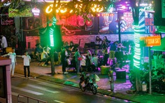 Sau 22h, karaoke vẫn 'thi thố' sát UBND phường, đường Phạm Văn Đồng vẫn 'xập xình'