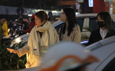 Hàng nghìn người dân 'mòn mỏi' chờ... một cây cầu vượt đi bộ