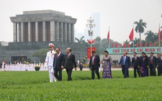 Đại biểu viếng Chủ tịch Hồ Chí Minh trước khai mạc kỳ họp cuối Quốc hội khóa XIV
