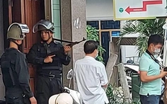 Công an mặc áo giáp, mang súng phong tỏa căn nhà ở TP Quảng Ngãi