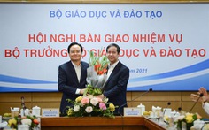 Ông Phùng Xuân Nhạ bàn giao nhiệm vụ cho tân bộ trưởng Bộ GD-ĐT