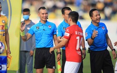 Thủ môn Nguyễn Thanh Thắng bị 'treo giò' 3 trận sau màn húc đầu vào trọng tài Nguyên Thành