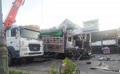 Xe chở hàng lao vào 5 xe dừng chờ đèn đỏ trên quốc lộ 1