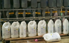 Xưởng nhỏ ở Hà Nội cho ra lò toàn 'nước giặt Thái Lan'