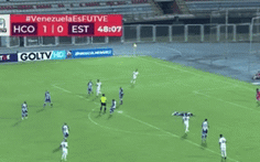 Cầu thủ bị đá bóng vào mặt nằm sân vô tình đốt lưới nhà