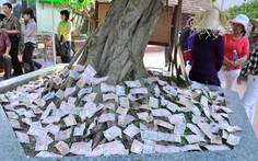 Bộ Tài chính đề xuất khuyến khích người dân chuyển khoản tiền công đức