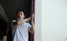 Mặc áo học sinh trèo vô trường lấy 20 điện thoại trong tiết chào cờ