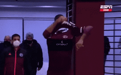 Hi hữu: trọng tài gọi cầu thủ từ phòng thay đồ trở lại sân 'đá bù' 1 phút vì lỡ thổi còi sớm