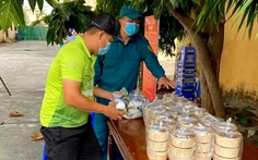 Nhường cơm sẻ áo giữa đợt sóng COVID-19 thứ tư