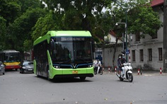 Buýt điện VinBus 'chạy thử ngoài phố' ở Hà Nội