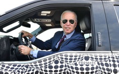 Ông Biden lái xe điện, nói đùa sẽ cán phóng viên nếu hỏi về Israel - Hamas