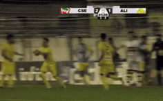 Liên tục cằn nhằn trọng tài, cầu thủ bị đồng đội 'đánh tới tấp' và cả hai cùng bị đuổi