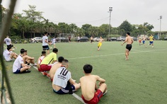 Bất chấp lệnh cấm, nhiều thanh niên tụ tập đá bóng giữa mùa dịch