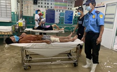 Mưa 3 tiếng, bác sĩ bệnh viện ở Hóc Môn xắn quần lội nước khám bệnh