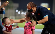 Cổ động viên Việt Nam bị 'sốc' trước hành động bất ngờ của thầy Park