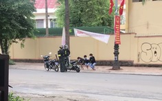 3 học sinh không đội mũ bảo hiểm bị phạt ‘thụt dầu’, dân mạng khen cảnh sát phạt quá hay
