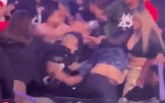 Võ sĩ hạng nặng đánh nhau trên sàn đấu, khán giả hỗn chiến còn 'điên rồ hơn'