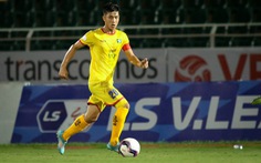 Tiền vệ Phan Văn Đức: 'Là đội trưởng mà  đá thua thấy nặng lắm!'