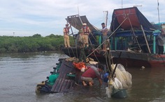 Cảnh sát đường thủy cứu sống ngư dân bị chìm tàu