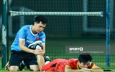 Tuấn Anh giật mình vì bị Quang Hải ngã đè lên người khi tập riêng