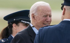 Ve sầu 'quấy rầy' ông Biden, phá hỏng chuyến bay của nhóm phóng viên Nhà Trắng