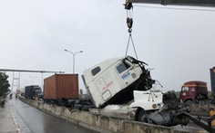 Giao thông khu vực cầu Phú Mỹ tê liệt vì tai nạn xe container