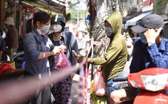 Đi chợ qua sợi dây giăng tại các chợ truyền thống ở TP.HCM